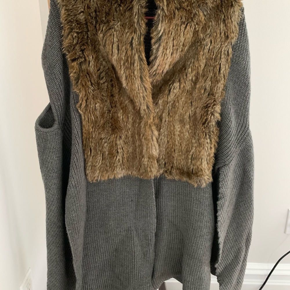 Sweater vest - Picture 1 of 9